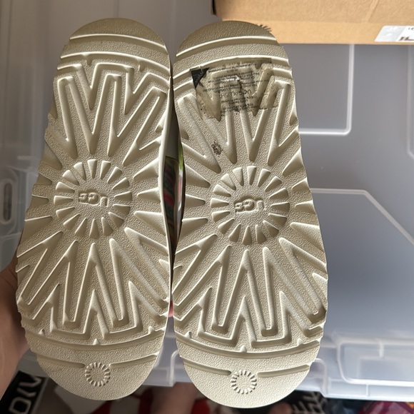 UGG women Rainbow Boots - Picture 9 of 13